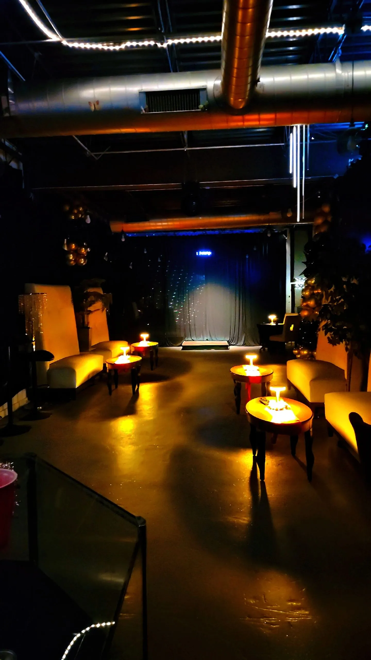 Inside The Round Table at Pentagon lounge — warm seating, upscale atmosphere